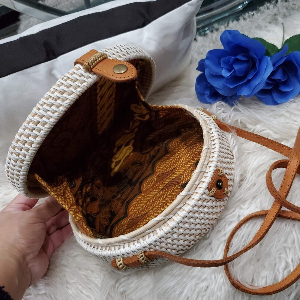 🔥🔥NWT Med Size Round Handwoven Rattan Wht Bag - Picture 3 of 6